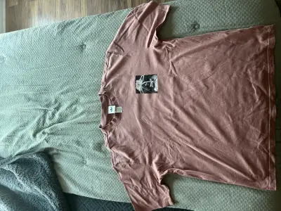 Polera rosa con estampado gráfico - miniatura 1