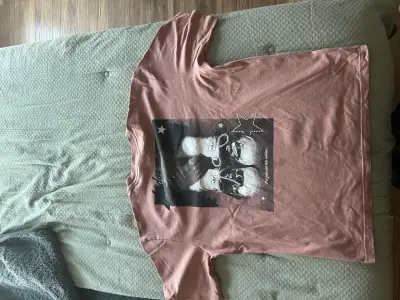 Polera rosa con estampado gráfico - miniatura 2