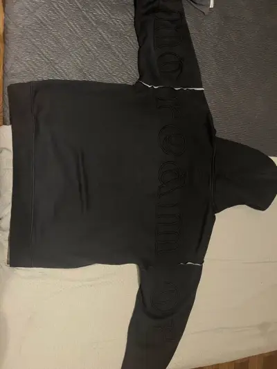 Polerón negro con capucha y bolsillo frontal - miniatura 2