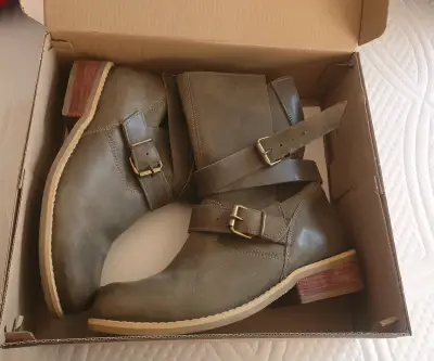 Botas de cuero verde con hebillas - miniatura 1