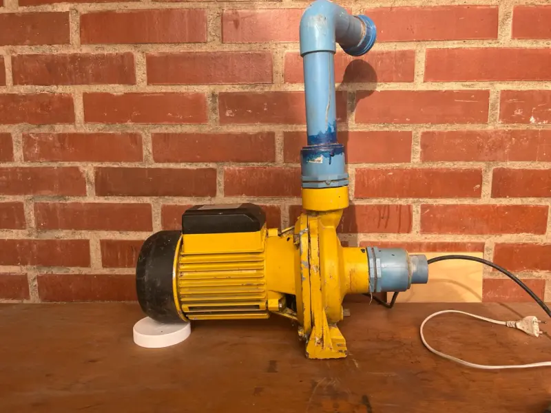 Bomba de agua eléctrica amarilla usada