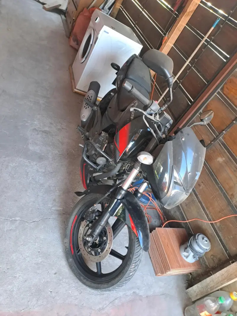 Moto deportiva Bajaj Pulsar negra y roja - 2