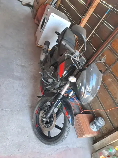 Moto deportiva Bajaj Pulsar negra y roja - miniatura 2