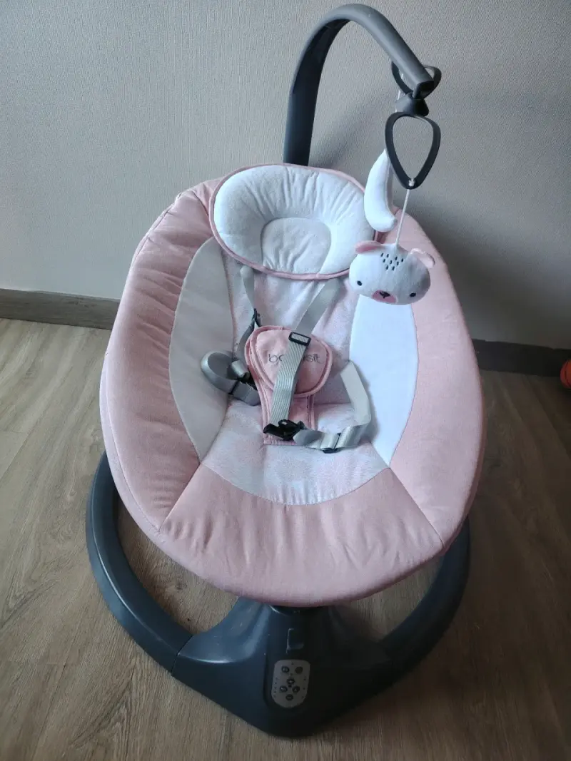 Silla mecedora para bebé rosa con juguete - 1