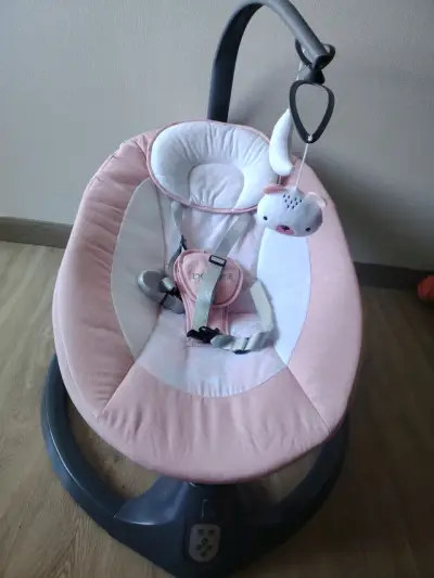 Silla mecedora para bebé rosa con juguete - miniatura 2