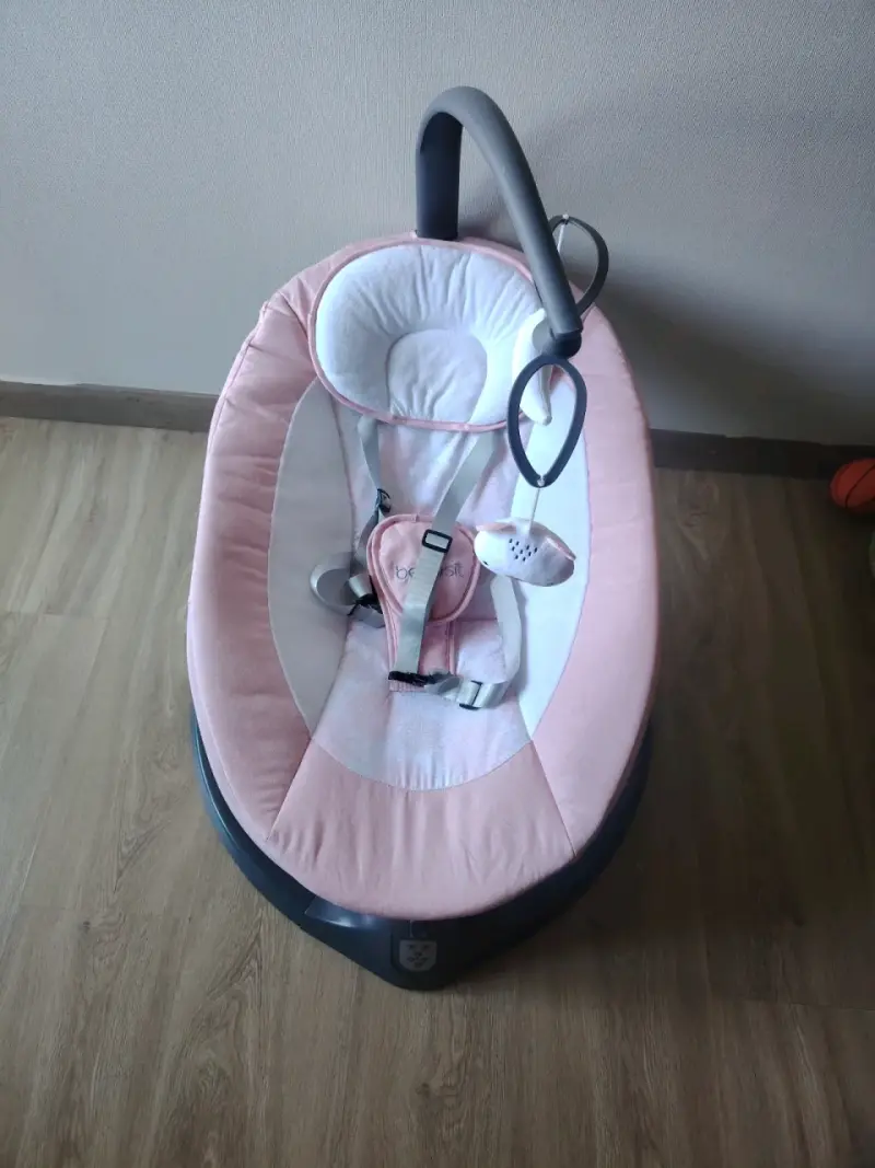 Silla mecedora para bebé rosa con juguete - 3