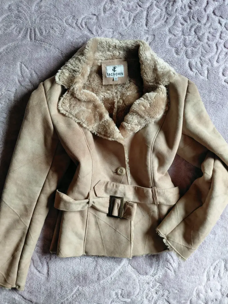 Chaqueta de gamuza beige con forro de piel