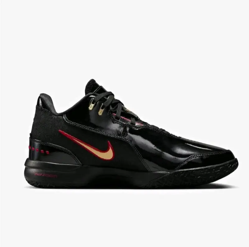 Zapatillas Nike LEBRON negras con detalles rojos - 1