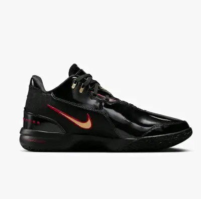 Zapatillas Nike LEBRON negras con detalles rojos - miniatura 1
