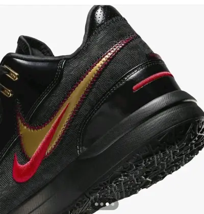 Zapatillas Nike LEBRON negras con detalles rojos - miniatura 3