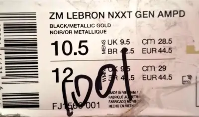 Zapatillas Nike LEBRON negras con detalles rojos - miniatura 4