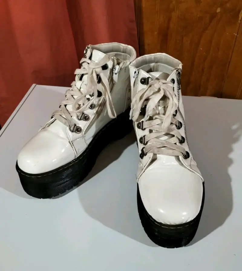 Botas blancas de plataforma con cordones - 1