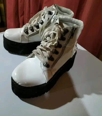 Botas blancas de plataforma con cordones - miniatura 2