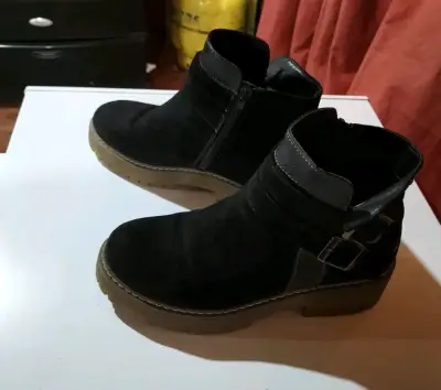 Botines negros de gamuza con hebillas - miniatura 1