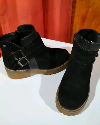 Botines negros de gamuza con hebillas - miniatura 2