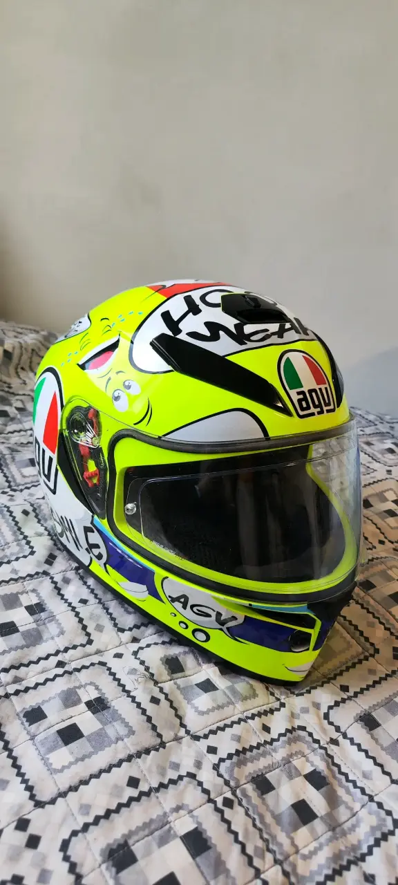 Casco AGV amarillo con diseño deportivo - 1