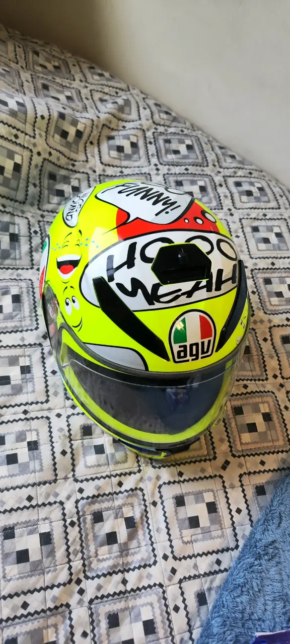 Casco AGV amarillo con diseño deportivo - 2