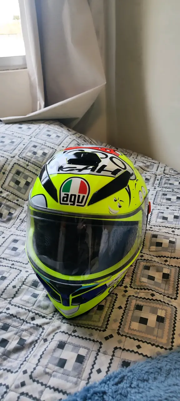 Casco AGV amarillo con diseño deportivo - 3