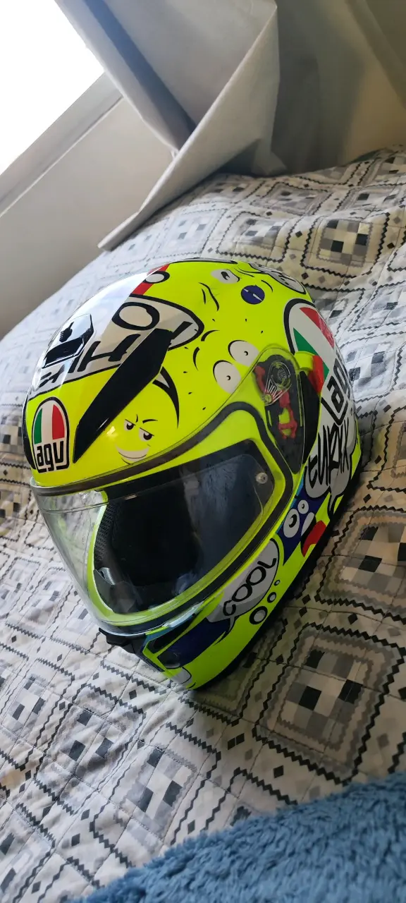 Casco AGV amarillo con diseño deportivo - 4