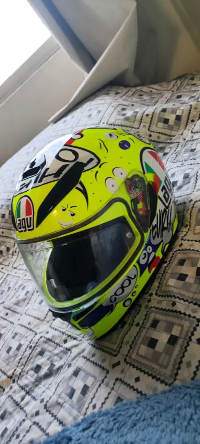 Casco AGV amarillo con diseño deportivo - miniatura 4