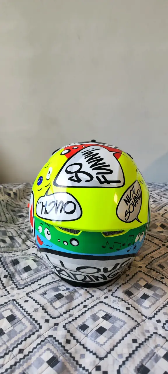 Casco AGV amarillo con diseño deportivo - 5