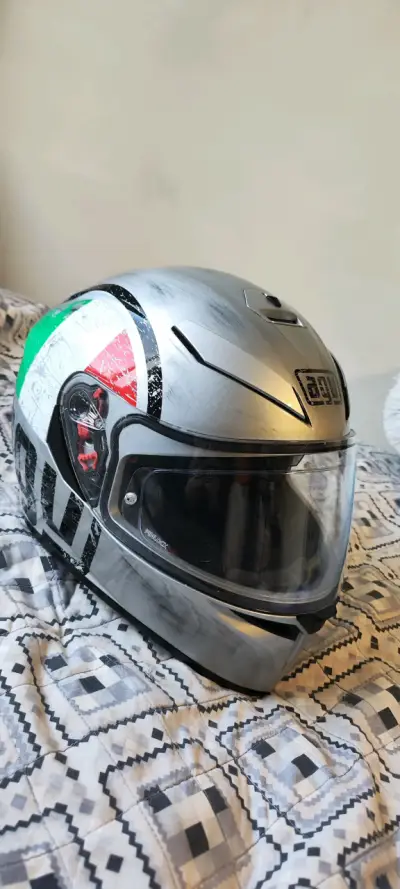 Casco de moto AGV plateado con visor - miniatura 1