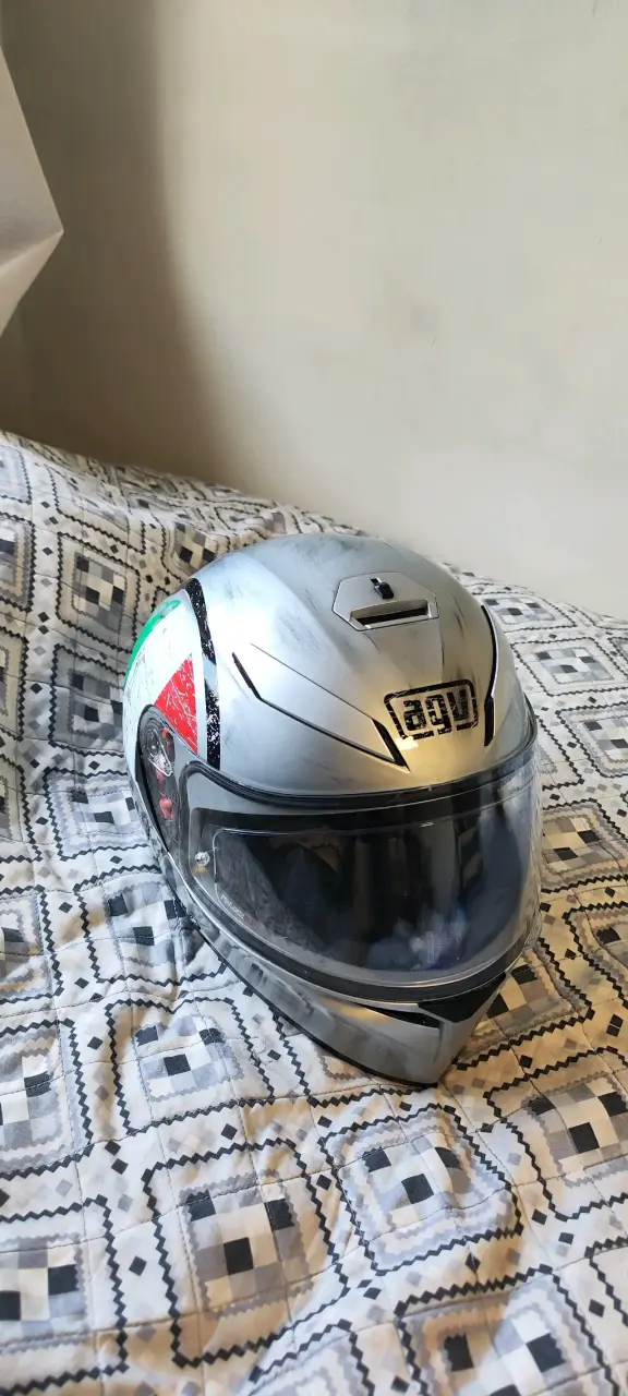 Casco de moto AGV plateado con visor - 2