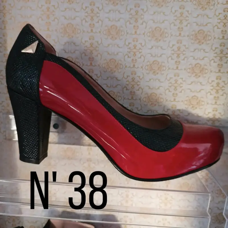 Zapato de tacón alto rojo y negro talla 38