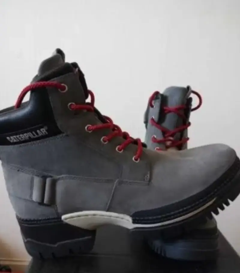 Botas Caterpillar grises con cordones rojos