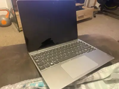 Laptop Lenovo con teclado desmontable - miniatura 4