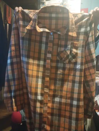 Camisa a cuadros marrón y negra - miniatura 1