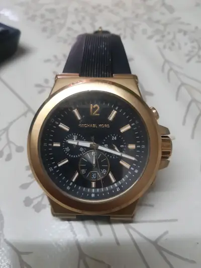 Reloj Michael Kors dorado con correa negra - miniatura 1