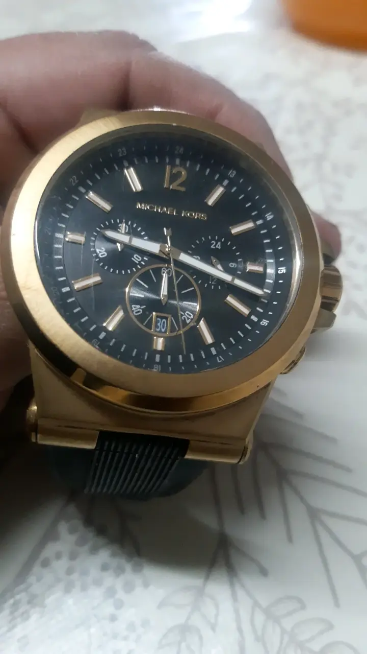 Reloj Michael Kors dorado con correa negra - 2
