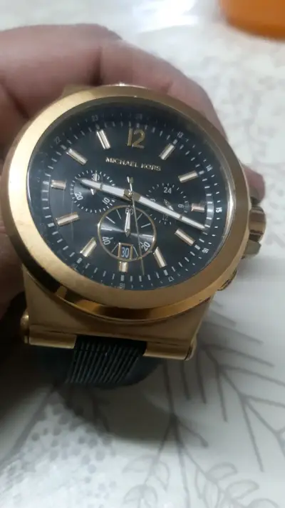 Reloj Michael Kors dorado con correa negra - miniatura 2