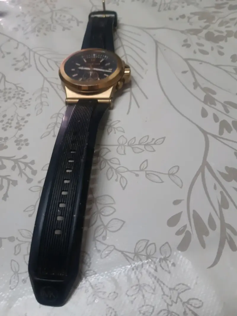 Reloj Michael Kors dorado con correa negra - 3