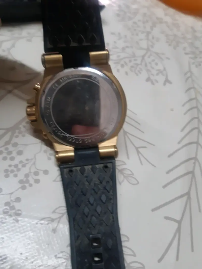 Reloj Michael Kors dorado con correa negra - 4
