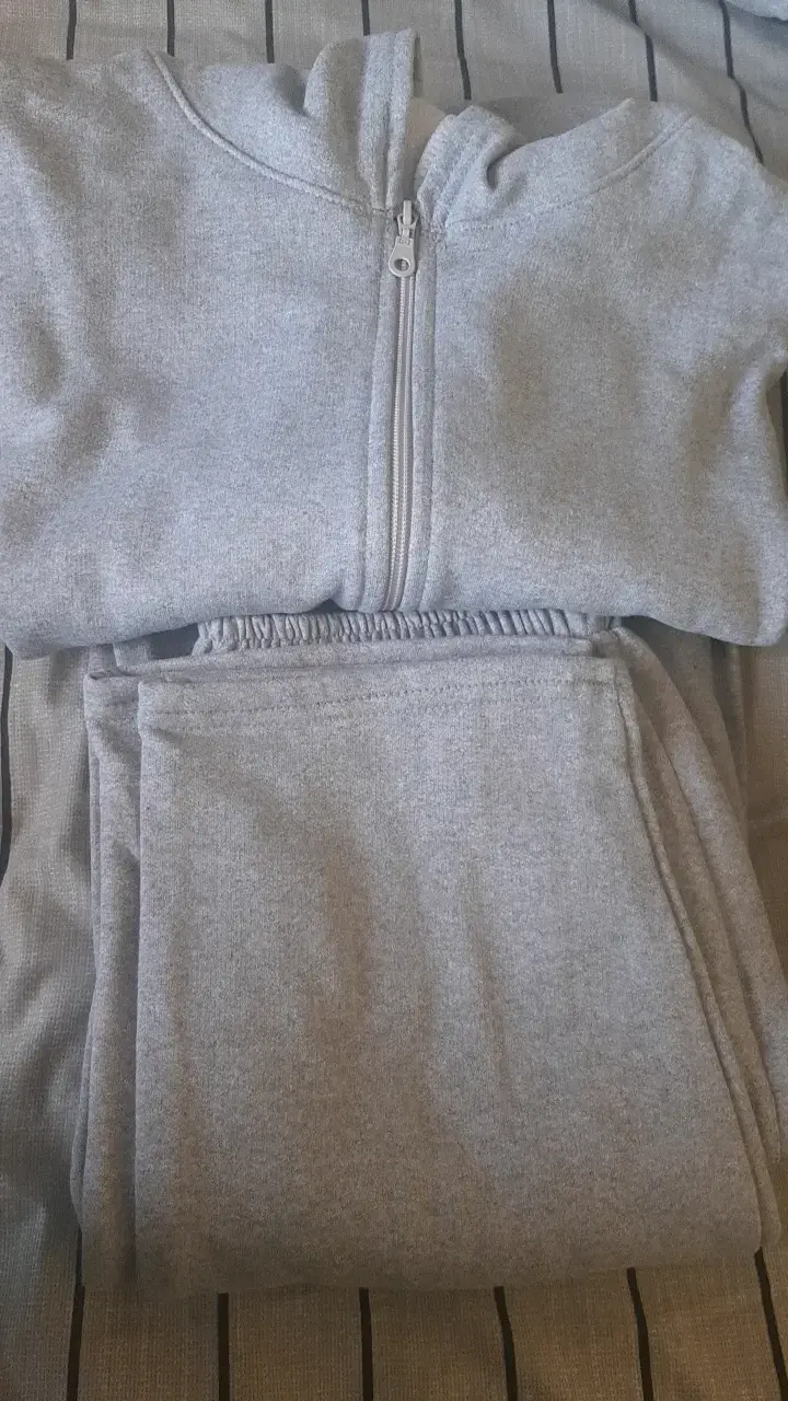 Conjunto deportivo gris con cierre - 1