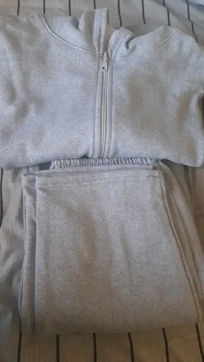 Conjunto deportivo gris con cierre - miniatura 1