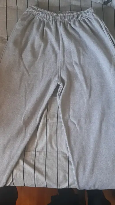 Conjunto deportivo gris con cierre - miniatura 2