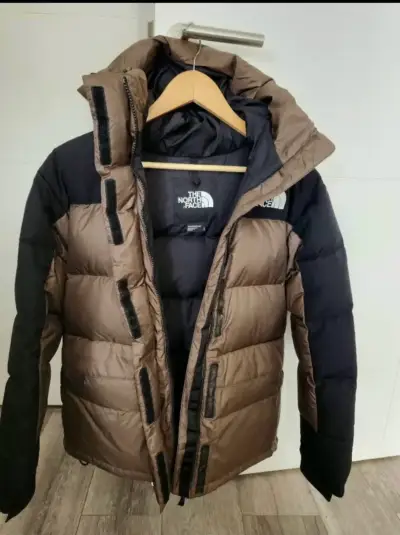 Chaqueta The North Face acolchada marrón y negra - miniatura 1
