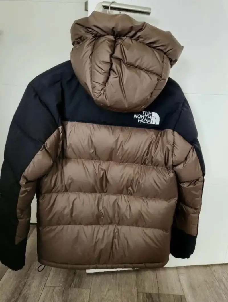 Chaqueta The North Face acolchada marrón y negra - 2