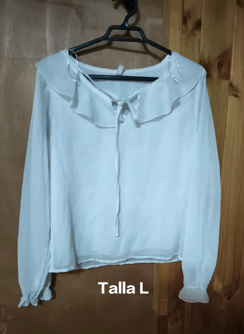 Blusa blanca con cuello volante talla L