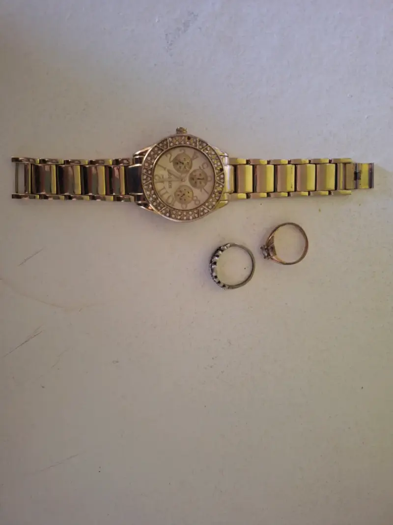 Reloj dorado,anillos de fantasia,celulares para ma - 1