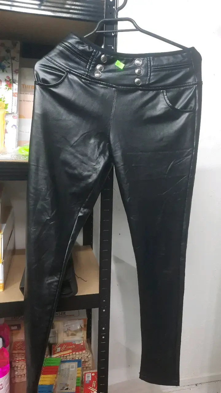Pantalones de cuero sintético negro para mujer