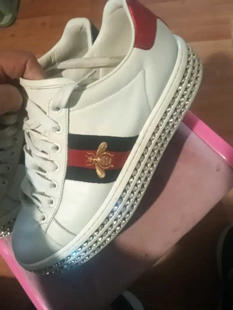 Zapatillas blancas con detalles dorados y rojos - 1