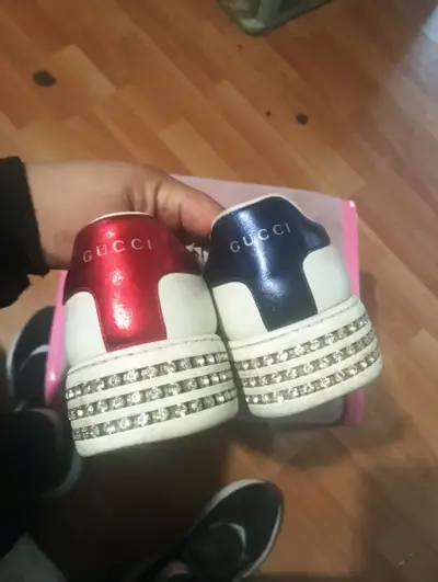 Zapatillas blancas con detalles dorados y rojos - miniatura 2