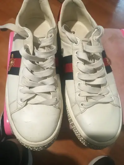 Zapatillas blancas con detalles dorados y rojos - miniatura 3