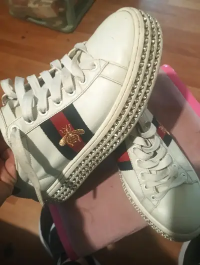 Zapatillas blancas con detalles dorados y rojos - miniatura 4