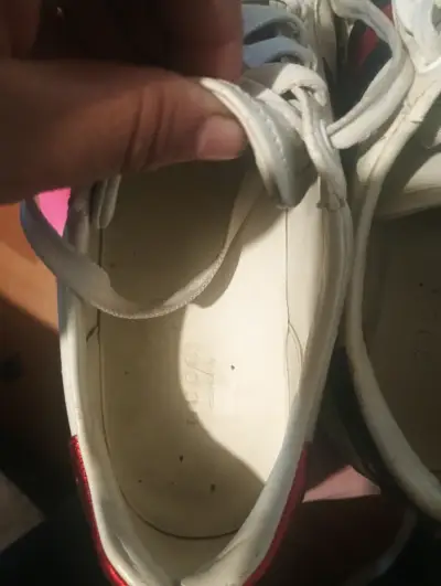 Zapatillas blancas con detalles dorados y rojos - miniatura 5