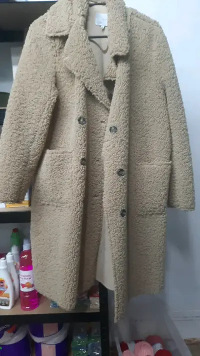 Abrigo de lana beige con botones - miniatura 1